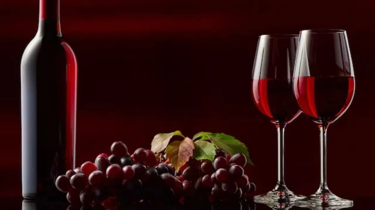 प्लास्टिक किंवा धातूच्या भांड्यात दारू ठेवल्यास काहीवेळा रासायनिक अभिक्रिया होऊन दारूची मूळ चव बिघडू शकते. पण काच रासायनिकदृष्ट्या स्थिर असल्याने दारूची चव बदलत नाही. त्यासोबतच तुम्हाला प्रत्येक वेळी ताजी दारू प्यायल्याचा अनुभव येतो.