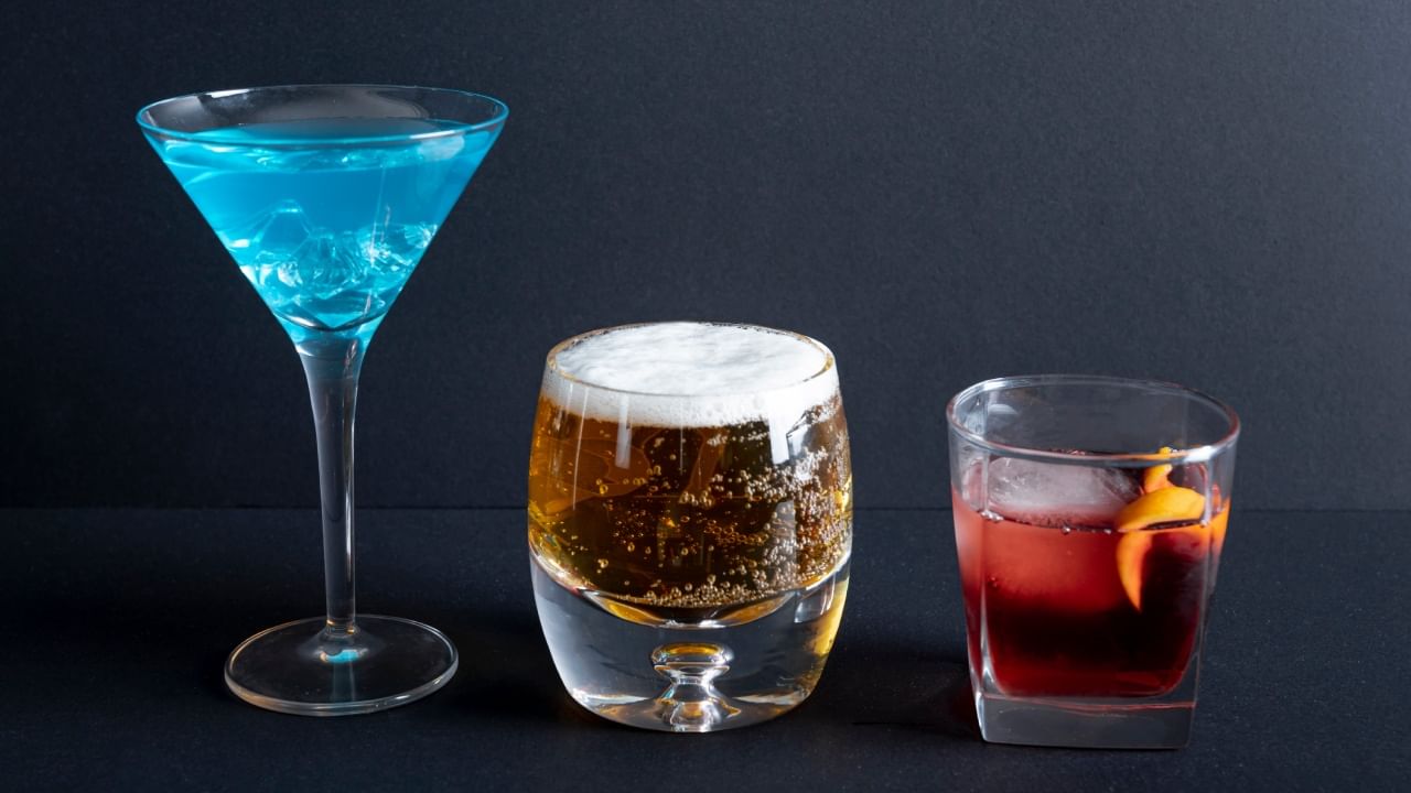 वेगवेगळ्या दारूंसाठी खास आकाराचे ग्लास असतात. वाईनसाठी रुंद तोंड असलेला ग्लास वापरला जातो, ज्यामुळे त्याचा सुगंध सर्वत्र पसरतो. तर व्हिस्कीसाठी जाड ग्लास वापरले जातात, जे सुगंधाला ग्लासातच साठवून ठेवतात. या आकारांमुळे दारूचा सुगंध नाकापर्यंत पोहोचणे शक्य होते. तसेच पिणाऱ्याला त्या दारुचा खरा आणि पूर्ण स्वाद अनुभवता येतो. यालाच दारुचा आस्वाद घेणं म्हणतात.