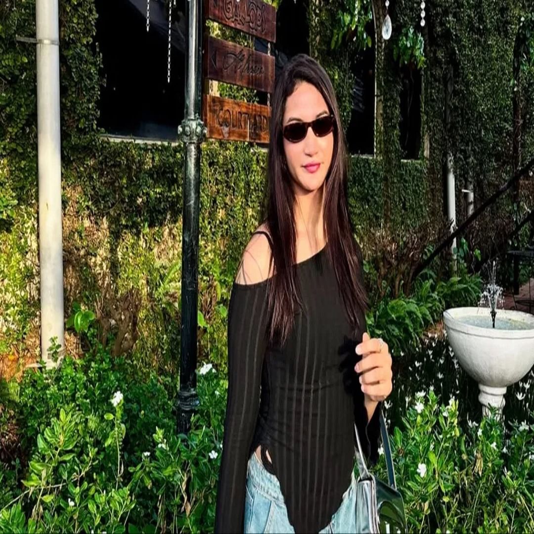 जेव्हा अनायाने तो व्हिडिओ इंस्टाग्रामवर पोस्ट केला तेव्हा तिला अनेक कमेंट्स आल्या. त्यादरम्यान एका सोशल मीडिया वापरकर्त्याने तिच्यासमोर आपली इच्छा व्यक्त केली. त्याने तिला साडीतील फोटो दाखवण्यास सांगितले.
