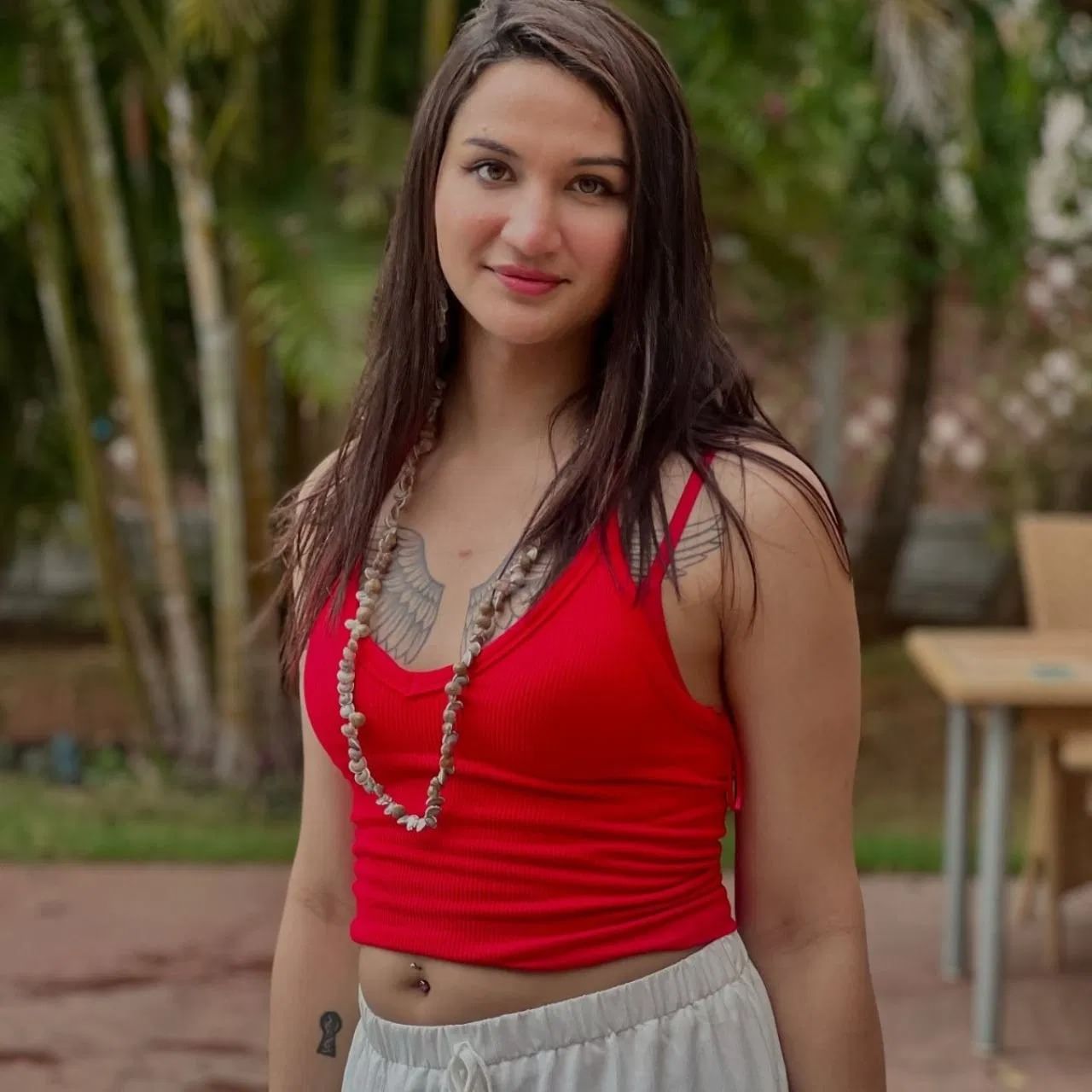 अनायाचा हा बीच लुकही खूपच शानदार आहे. यात तिने पांढरा लांब स्कर्ट घातला आहे आणि त्यासोबत लाल रंगाचा टॅंग टॉप घातला आहे. गळ्यात माळ घालून अनायाने तिचा लुक पूर्ण केला आहे.