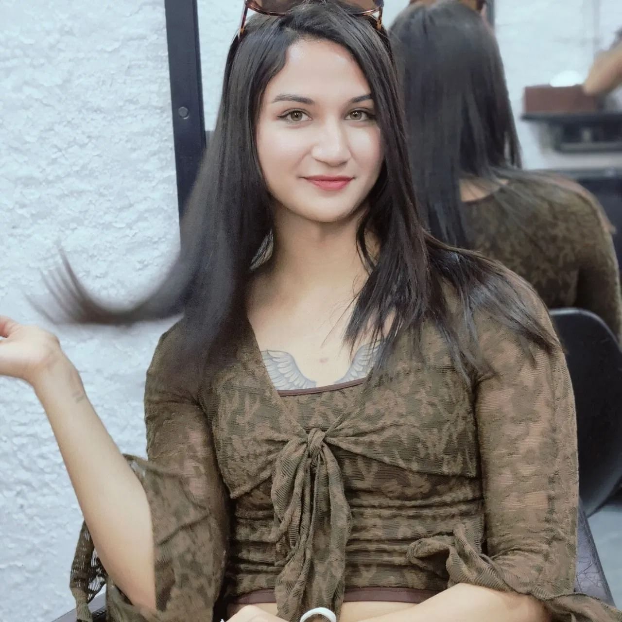 अनाया बांगरचे वडील संजय बांगर हे माजी क्रिकेटपटू आहेत. अनाया मुलगी बनल्यापासून तिच्या लुक्समुळे ती सतत चर्चेत असते.