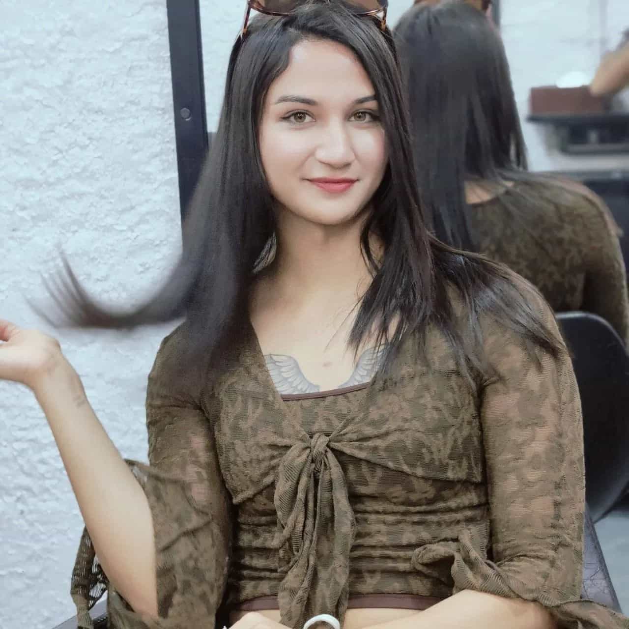 अनाया बांगरचे वडील संजय बांगर हे माजी क्रिकेटपटू आहेत. अनाया मुलगी बनल्यापासून तिच्या लुक्समुळे ती सतत चर्चेत असते.
