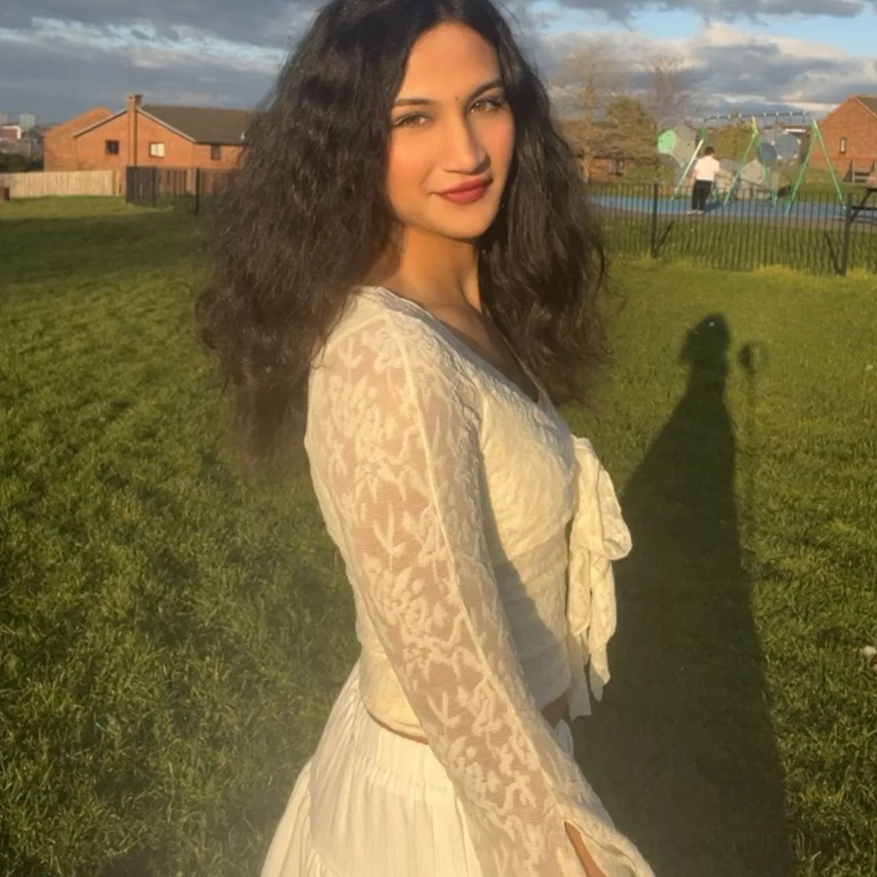 या फोटोमध्ये अनाया बांगर पूर्णपणे पांढऱ्या आउटफिटमध्ये दिसत आहे. तिने मॅचिंग स्कर्ट आणि टॉप घातला आहे. न्यूड मेकअप आणि मेसी हेअर्समध्ये अनाया खूपच सुंदर दिसत आहे.