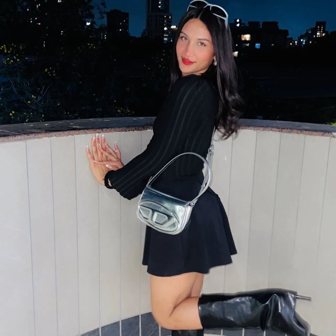 अनायाचा हा लुकही खूपच छान दिसत आहे. यात तिने काळा शॉर्ट स्कर्ट घातली आहे, ज्याच्यासोबत मॅचिंग टॉप घातला आहे. सिल्व्हर बॅग आणि काळ्या बूट्ससह तिने हा लुक पूर्ण केला आहे.