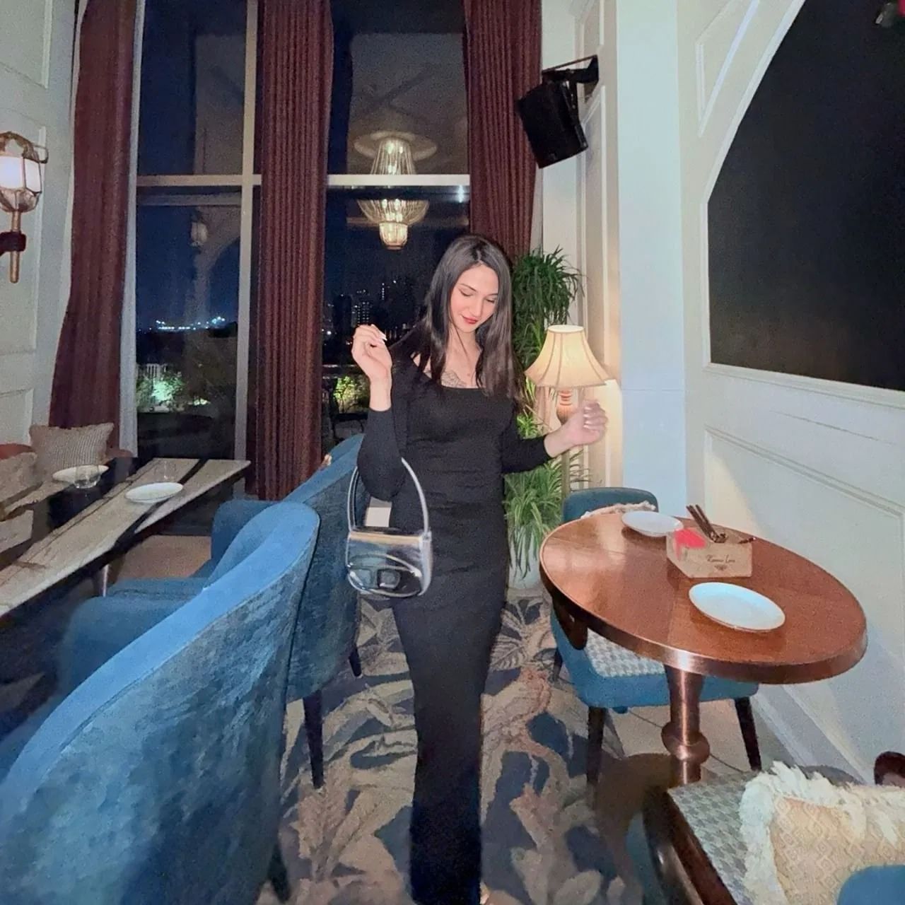 अनाया तिच्या इंस्टाग्रामवर एकापेक्षा एक सुंदर फोटो पोस्ट करते, जे तिच्या चाहत्यांना खूप आवडतात. चला, तिचे काही खास लुक्स पाहूया.