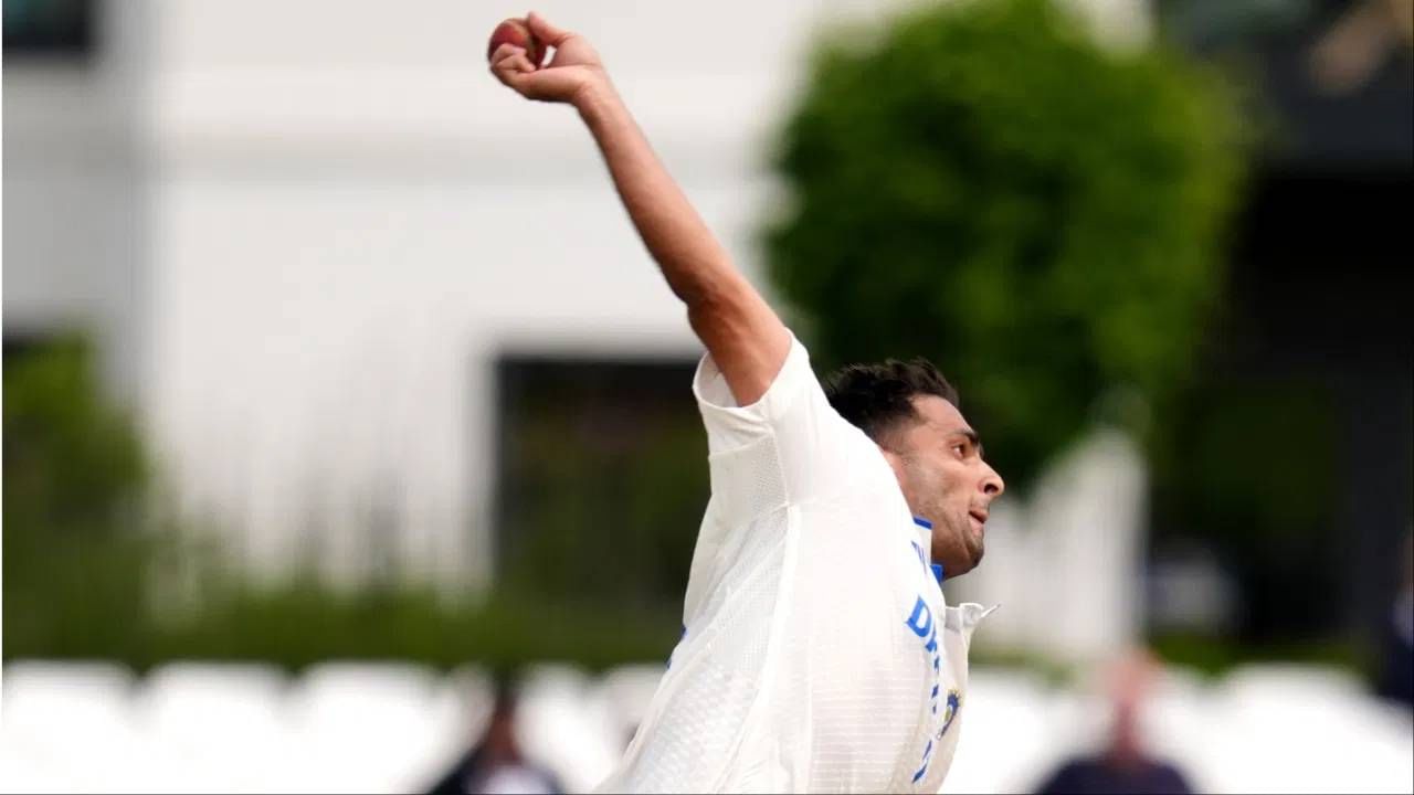 अंशुल कंबोजने 2022 मध्ये देशांतर्गत क्रिकेटमध्ये पदार्पण केले. विजय हजारे ट्रॉफीमध्ये आपली ताकद दाखवली आणि या गोलंदाजाने 10 सामन्यात 17 बळी घेतले. या शानदार कामगिरीच्या जोरावर मुंबई इंडियन्सने 2024  आयपीएलमध्ये खेळण्याची संधी दिली. ( Photo: Getty Images)