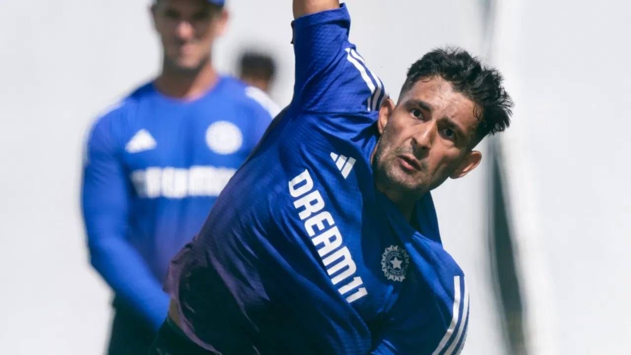 अंशुल कंबोज हा 24 वर्षांचा असून वेगवान गोलंदाज आहे. अचूक गोलंदाजीमुळे त्याने स्थानिक क्रिकेटमध्ये नावलौकीक मिळवला आहे. स्थानिक क्रिकेटमध्ये त्याचा मॅकग्रा असं टोपण नाव पडलं आहे. अंशुल एकाच टप्प्यावर सतत गोलंदाजी करण्यासाठी ओळखला जातो. अंशुलची उंची 6 फूट 2 इंच आहे, त्यामुळे त्याला स्विंगसोबत अतिरिक्त बाउन्सही मिळतो. (Photo- PTI)