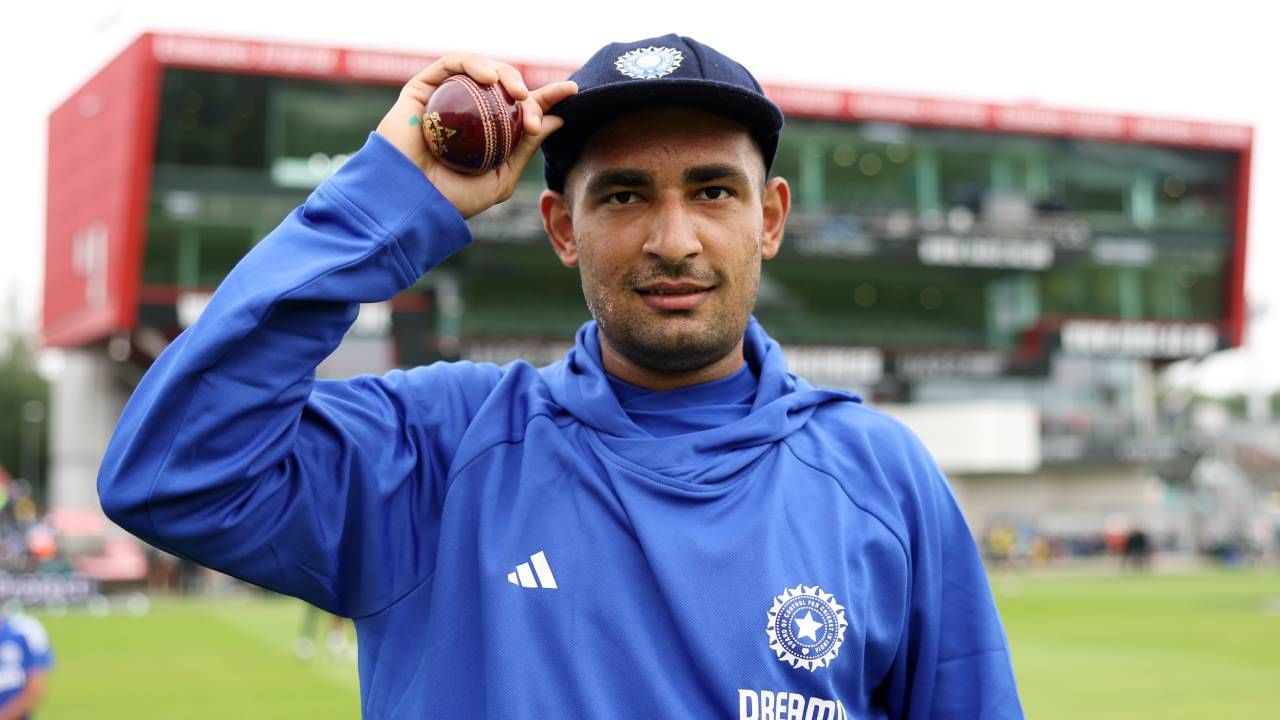 अंशुल कंबोज हा भारतासाठी कसोटी खेळणारा 318 वा खेळाडू आहे. माजी क्रिकेटपटू विकेटकीपर फलंदाज दीप दासगुप्ता यांनी त्याला कसोटी कॅप सोपवली. टीम इंडियाने अचानक अंशुल कंबोजला का घेतलं? काय आहे खासियत जाणून घ्या.(Photo-BCCI Twitter)