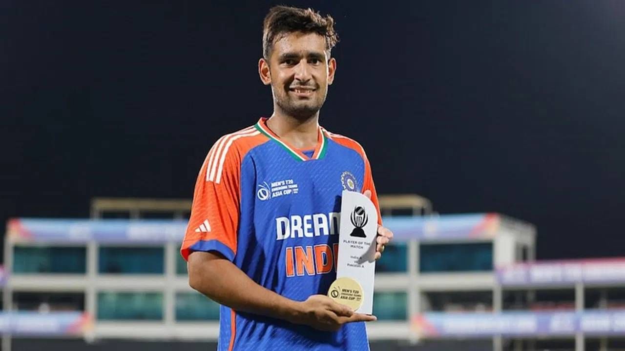 अंशुल कंबोजने आतापर्यंत देशांतर्गत क्रिकेटमध्ये 24 सामन्यांमध्ये 79  विकेट्स घेतल्या आहेत. लिस्ट ए मध्ये त्याच्याकडे 40 विकेट्स आहेत. टी20  मध्ये त्याच्याकडे 34 विकेट्स आहेत. अंशुल कंबोजला इंग्लंडमध्ये खेळण्याचा अनुभव आहे. त्याने इंडिया अ संघाकडून इंग्लंड लायन्स विरुद्ध दोन प्रथम श्रेणी सामने खेळले आणि पाच विकेट्स घेतल्या. (Photo- Instagram)