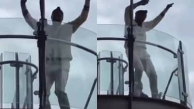 Video : इंग्लंडचा माज उतरवल्यानंतर अर्शदीप सिंगने केलं असं काही, पायऱ्या चढताना...