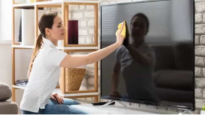 TV स्क्रीनच्या साफसफाईत या वस्तू वापरल्या तर स्क्रीन कायमची बिघडू शकते!
