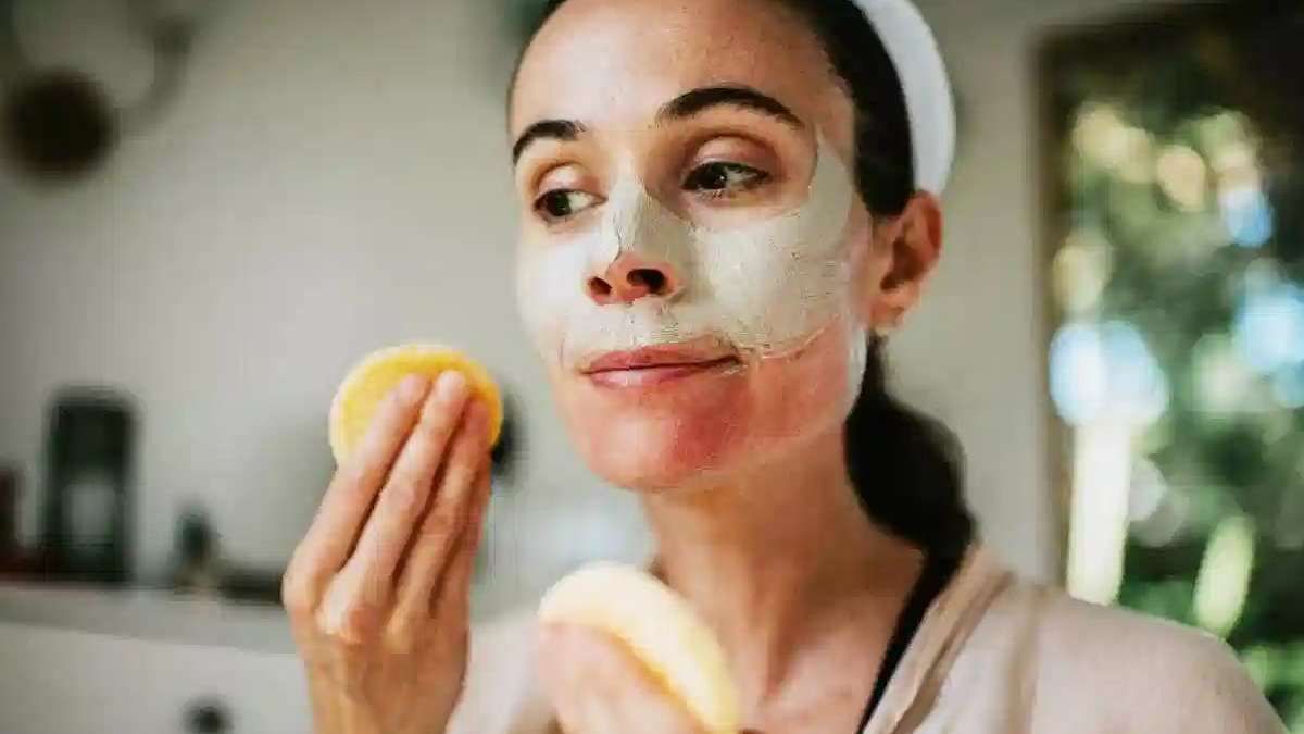 घरच्या घरी नाकावरील ब्लॅकहेड्स आणि काळपटपणा दूर करण्यासाठी सोप्या ट्रिक्स.... घरच्या घरी नाकावरील ब्लॅकहेड्स आणि काळपटपणा दूर करण्यासाठी सोप्या ट्रिक्स....