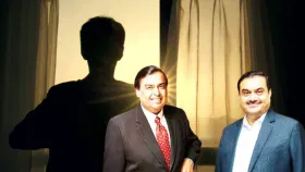 हा व्यक्ती अदानी आणि अंबानींपेक्षा श्रीमंत, जगाला तोंडही दाखवलं नाही हा व्यक्ती अदानी आणि अंबानींपेक्षा श्रीमंत, जगाला तोंडही दाखवलं नाही