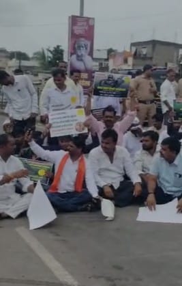 जालना : शेतकऱ्याच्या कर्जमाफीसाठी बदनापुरात रास्ता रोको Jalna: Road