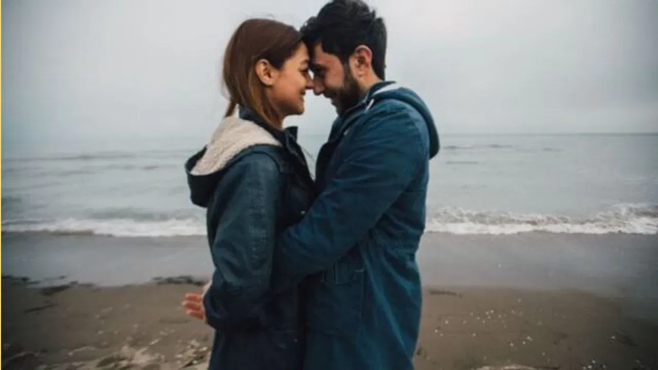 मिनिकॉय बीच, लक्षद्वीप: मिनिकॉय हा लक्षद्वीपमधील दुसरा सर्वात मोठा समुद्रकिनारा आहे. येथील निसर्ग मनमोहक आहे. तुम्ही तुमच्या जोडीदाराचा हात हातात घेऊन समुद्रकिनाऱ्यावर फिरू शकता. तुम्हाला एक वेगळाच अनुभव येईल. 