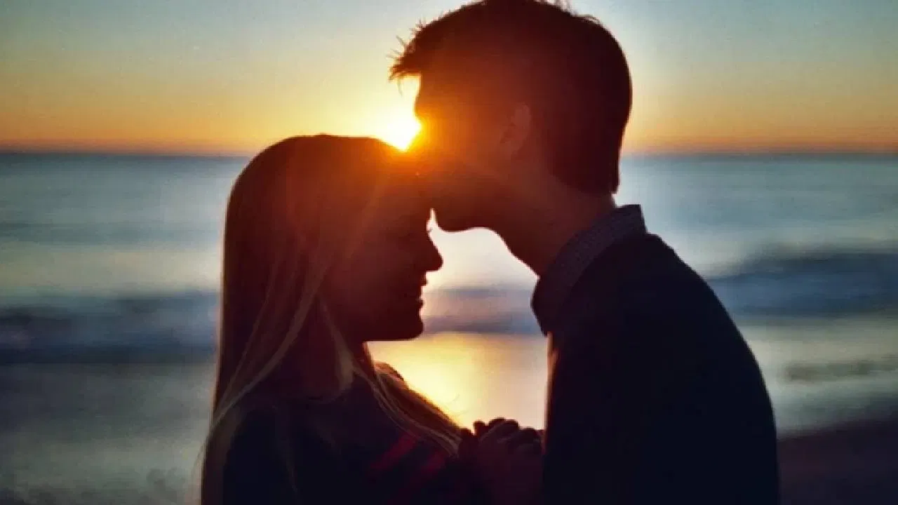 चंद्रभागा बीच, पुरी: पुरीतील चंद्रभागा बीच नैसर्गिक सौंदर्यासाठी प्रसिद्ध आहे. सूर्यास्ताच्या वेळी येथील दृश्य मनमोहक असते. या बीचवरून कोणार्क सूर्य मंदिर देखील दिसते. येथे जोडीदारासोबत चांगली वेळ घालवू शकता.  