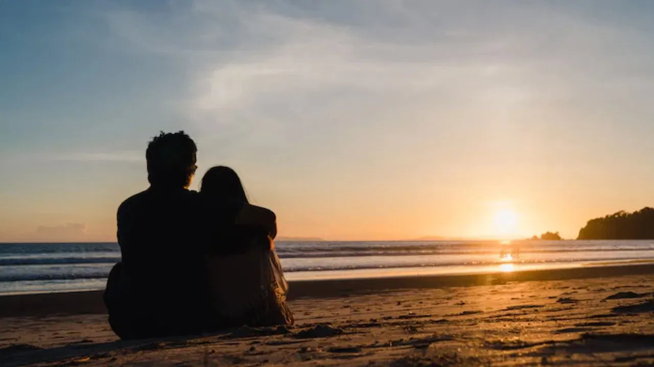 राधानगर बीच, अंदमान: अंदमानचा राधानगर बीच हा जोडप्यांसाठी खूप खास मानला आहे. येथे तुम्ही पांढऱ्या वाळूत चालताना आणि निळ्याशार पाण्याच्या काठावर जोडीदारासोबत निवांत वेळ घालवू शकता.