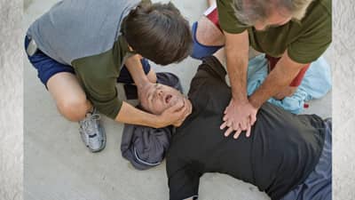 हार्ट अटॅक आल्यानंतर कितीवेळ छाती दाबावी? काय आहेत CPR चे नियम