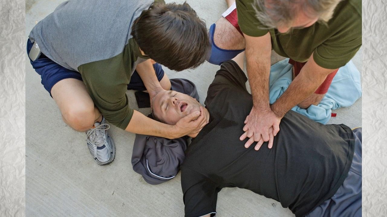 हार्ट अटॅक आल्यानंतर कितीवेळ छाती दाबावी? काय आहेत CPR चे नियम