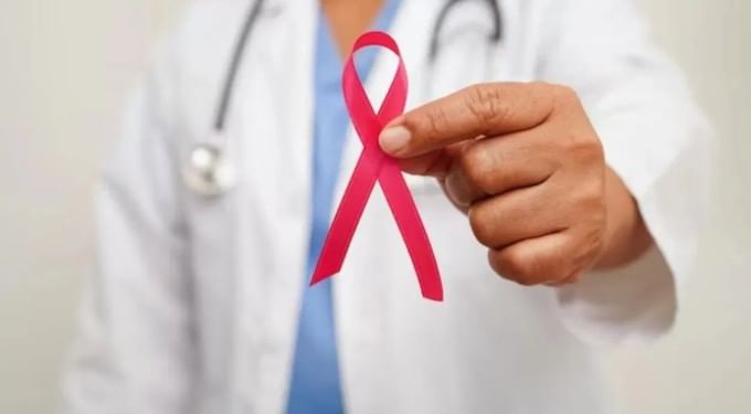 डिओड्रन्ट्स, केसांसाठी वापरण्यात येत असलेला शांपू, पर्फ्यूम, टॅल्कम पावडर अशा सौंदर्य प्रसाधनांत फॉर्म्याल्डिहाइड, पॅराबेन्स सारखी रसायने असू शकतात. त्यामुळेही कर्करोग होण्याची शक्यता नाकारता येत नाही. 