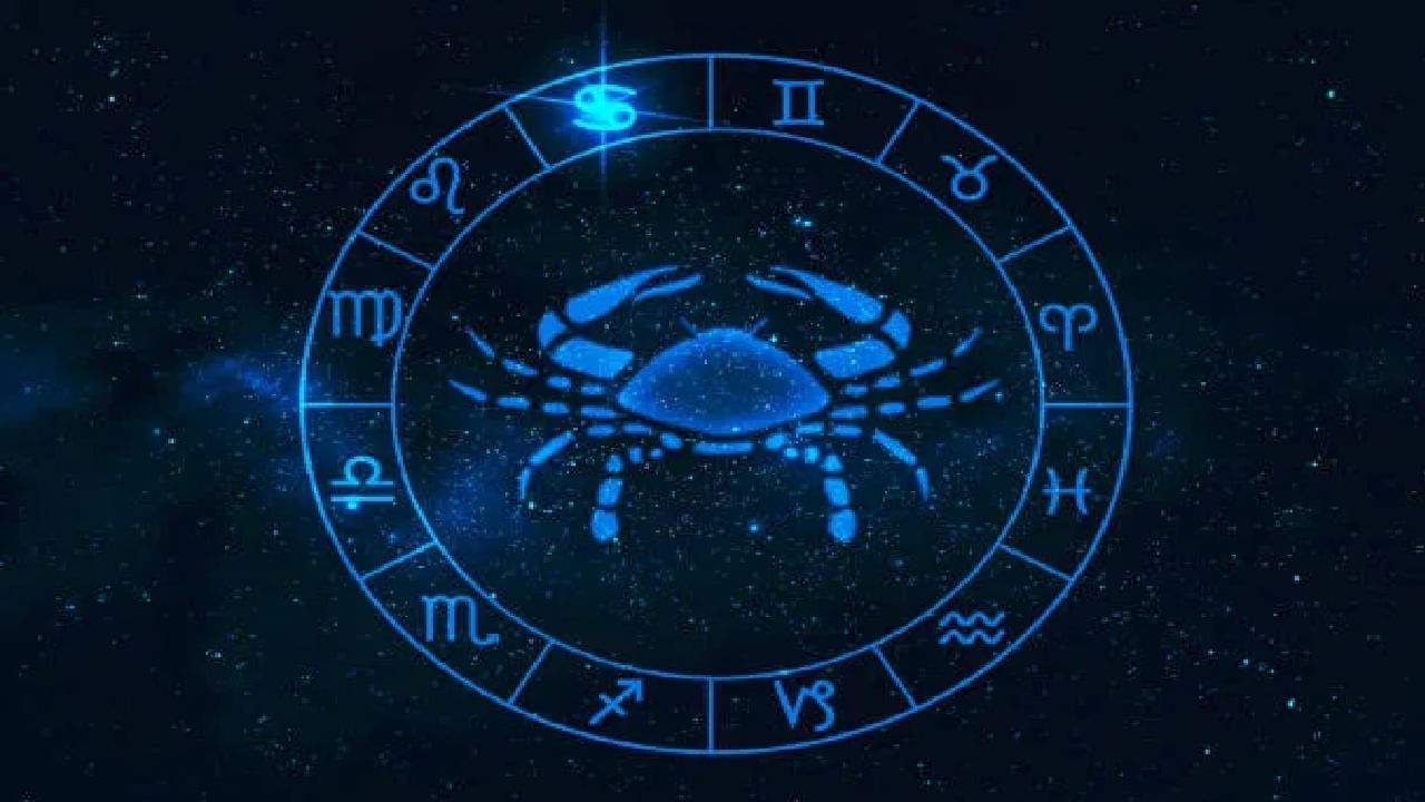 कर्क : कर्क राशीच्या लोकांचं ऑफीसमध्ये/कामाच्या ठिकाणी कौतुक होऊ शकतं. जॉबबाबत नवी संधी उपलब्ध होतील. वैवाहिक आयुष्यात आनंद राहिली. शुभ रंग : चांदी कलर. लकी नंबर : 2. उपाय : तांदूळ दान करा.  (Photo Credit : Tv9 Bharatvarsh)