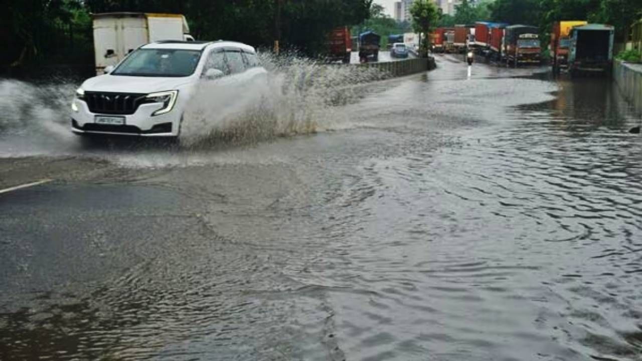 नवीन वाहनचालकांनी पावसाळ्यात कार चालवताना ‘या’ गोष्टी लक्षात ठेवा, जाणून घ्या नवीन वाहनचालकांनी पावसाळ्यात कार चालवताना ‘या’ गोष्टी लक्षात ठेवा, जाणून घ्या