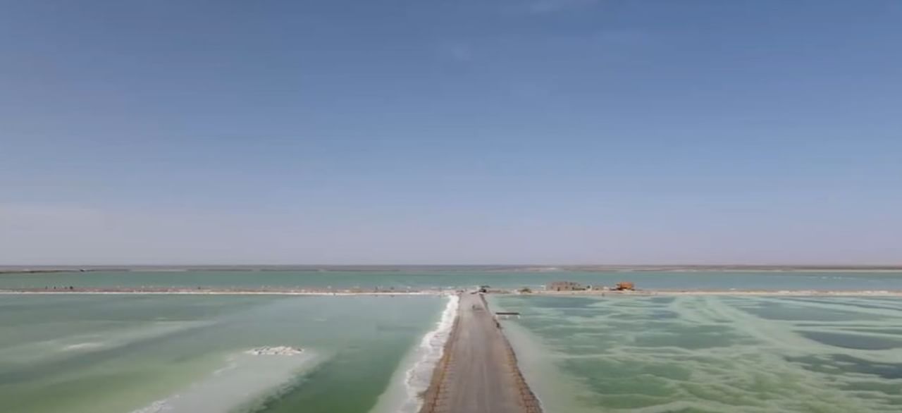 या पृथ्वीतलावर अनेक चमत्कारिक ठिकाणं आहेत. यातील काही ठिकाणांना पाहून तर तुम्हाला विश्वासही बसणार नाही. चीन देशातही  अशीच एक असामान्य जागा आहे. (फोटो सौजन्य- New China TV यूट्यूब चॅनेल)