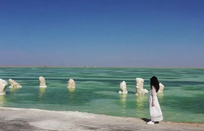 चीनमधील क्विंगघाई प्रांतात हे चेरहान सॉल्ट लेक आहे. हे सरोवर आकाराने एकूण 5856 स्क्वेअर किलोमीटर आहे. हे ठिकाण जगातील सर्वात मोठ्या नैसर्गिक मीठाच्या सरोवरांपैकी एक आहे. तसा दावा चीनकडून केला जातो. (फोटो सौजन्य- New China TV यूट्यूब चॅनेल)