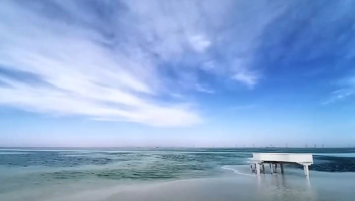 या सरोवरावर जाताच तुम्हाला नैसर्गिकरित्या तयार झालेले मीठ मिळते. म्हणूनच हे ठिकाण अतिशय अद्भूत असे समजले जाते. सर्वात महत्त्वाचे म्हणजे या सरोवरावर सूर्याची किरणं पडताच पाण्याचा रंग बदलतो. (फोटो सौजन्य- New China TV यूट्यूब चॅनेल)