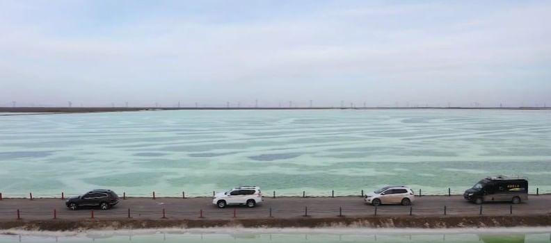  हे पाणी हिरवे होऊन जाते. हे सरोवर म्हणजे नैसर्गिक मिठाचा मोठा साठा आहे. त्यामुळेच चीनचे सैन्य या सरोवरावर पहारा ठेवून असते. (फोटो सौजन्य- New China TV यूट्यूब चॅनेल)