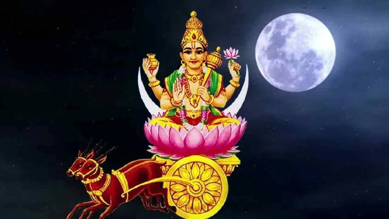 द्रिक पंचांगानुसार, सध्या चंद्रदेव कन्या राशीत विराजमान आहेत. 1 जुलै 2025 रोजी दुपारी 3 वाजून 23 मिनिटांनी चंद्रदेवाने कन्या राशीत गोचर केले होते आणि ते 4 जुलै 2025 रोजी पहाटे 3 वाजून 18 मिनिटांपर्यंत तिथेच राहतील. या काळात 2 जुलै रोजी सकाळी 11 वाजून 7 मिनिटांनी चंद्रदेवाने हस्त नक्षत्रात गोचर केले आहे, जिथे ते आज, 3 जुलै 2025 रोजी दुपारी 1 वाजून 50 मिनिटांपर्यंत राहतील. चला जाणून घेऊया, चंद्राच्या कन्या राशीत असताना हस्त नक्षत्रातील गोचरामुळे कोणत्या तीन राशींच्या जीवनात सकारात्मक बदल घडण्याची शक्यता आहे.