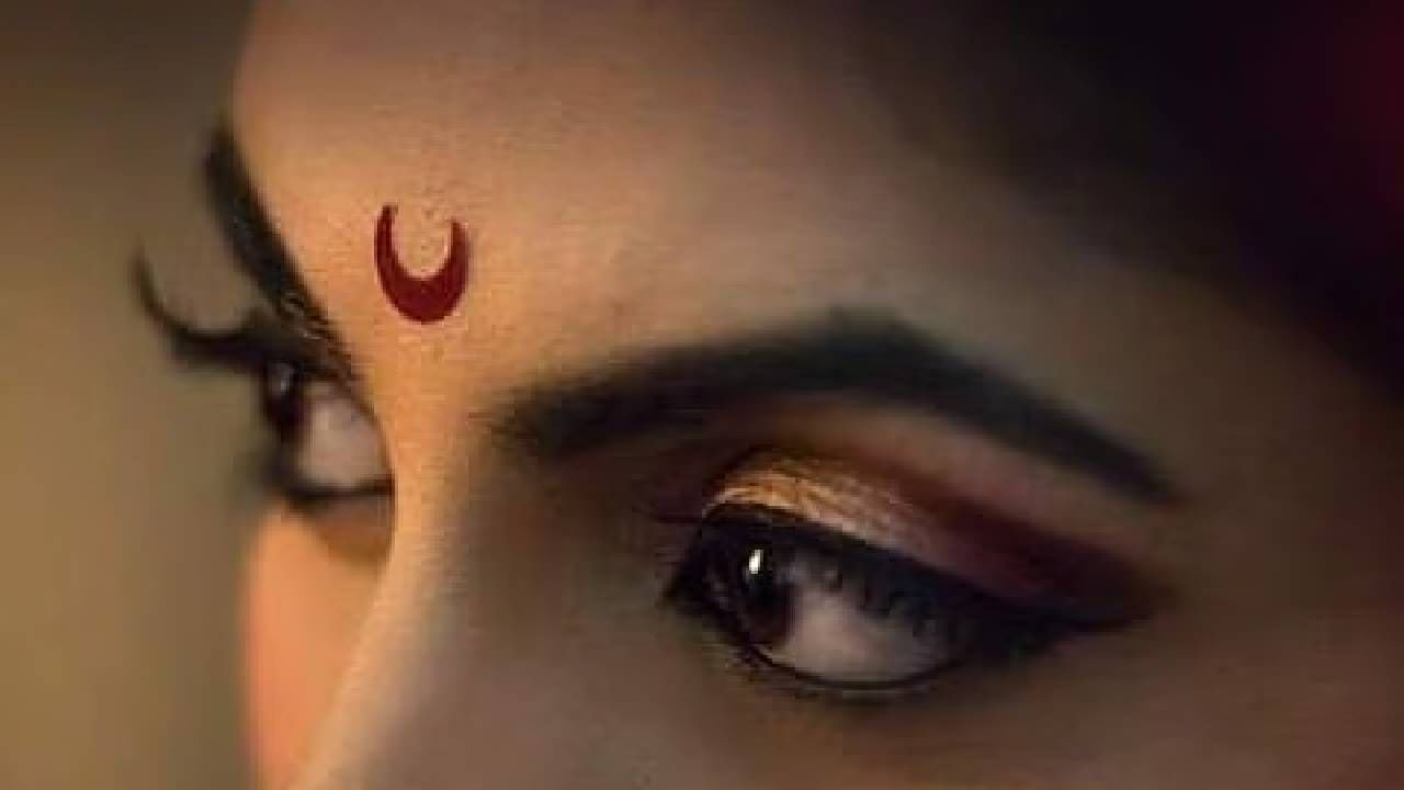 चंद्राप्रमाणेच चंद्रकोर ही शांतता, शीतलता आणि प्रसन्नता यांचं प्रतीक मानली जाते. भारतीय संस्कृतीतील अनेक संतांनी, राजांनी आणि योद्धांनी कपाळावर चंद्रकोर धारण केलंय. छत्रपती शिवाजी महाराजांच्या प्रतिमांमध्येही त्यांच्या कपाळावर चंद्रकोर दिसते.