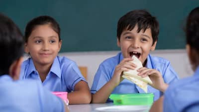 पावसाळ्यात मुलांच्या टिफिनमध्ये द्या हे 4 चविष्ट पदार्थ, मुले राहतील निरोगी