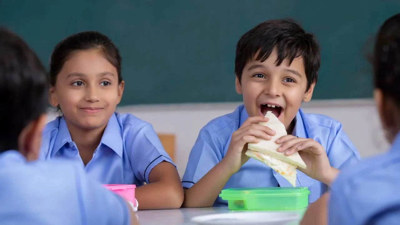 पावसाळ्यात मुलांच्या टिफिनमध्ये द्या 'हे' 4 चविष्ट पदार्थ, मुले राहतील निरोगी पावसाळ्यात मुलांच्या टिफिनमध्ये द्या 'हे' 4 चविष्ट पदार्थ, मुले राहतील निरोगी