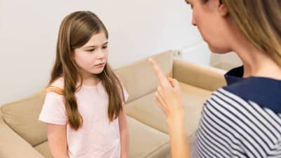 मुलांच्या भांडणांनी त्रस्त आहात? भावंडांमधील प्रेम वाढवण्यासाठी या 5 प्रभावी पद्धती वापरून पहा