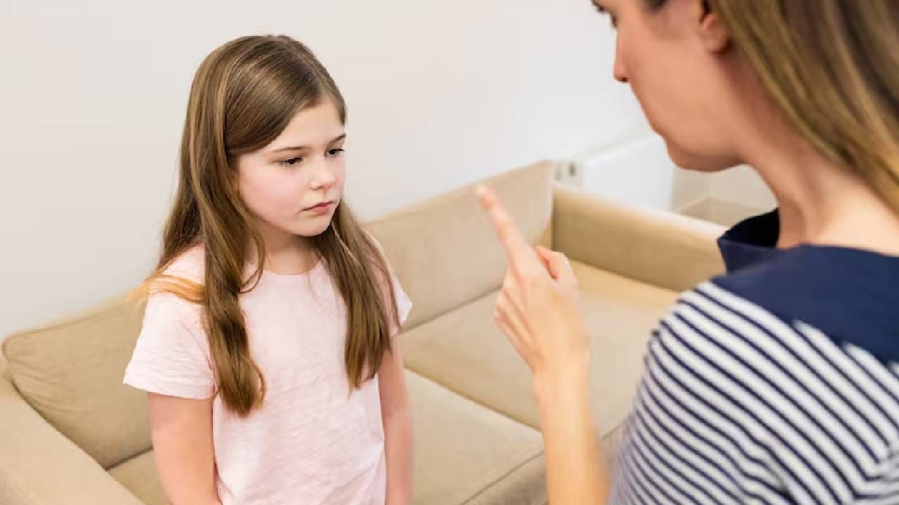 मुलांच्या भांडणांनी त्रस्त आहात? भावंडांमधील प्रेम वाढवण्यासाठी 'या' 5 प्रभावी पद्धती वापरून पहा मुलांच्या भांडणांनी त्रस्त आहात? भावंडांमधील प्रेम वाढवण्यासाठी 'या' 5 प्रभावी पद्धती वापरून पहा