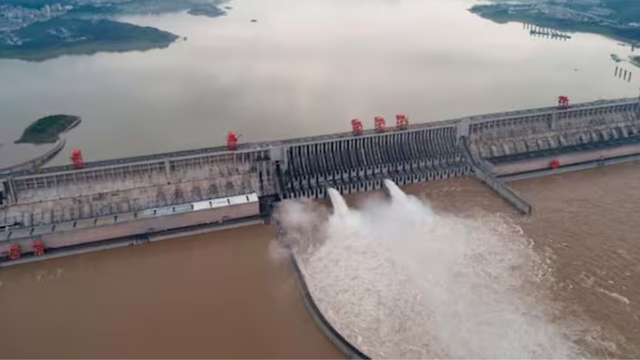 चीनकडून तिबेटमध्ये ब्रह्मपुत्र नदीवरील जगातील सर्वात मोठ्या धरणाचे काम सुरू, भारतावर काय परिणाम होणार? चीनकडून तिबेटमध्ये ब्रह्मपुत्र नदीवरील जगातील सर्वात मोठ्या धरणाचे काम सुरू, भारतावर काय परिणाम होणार?