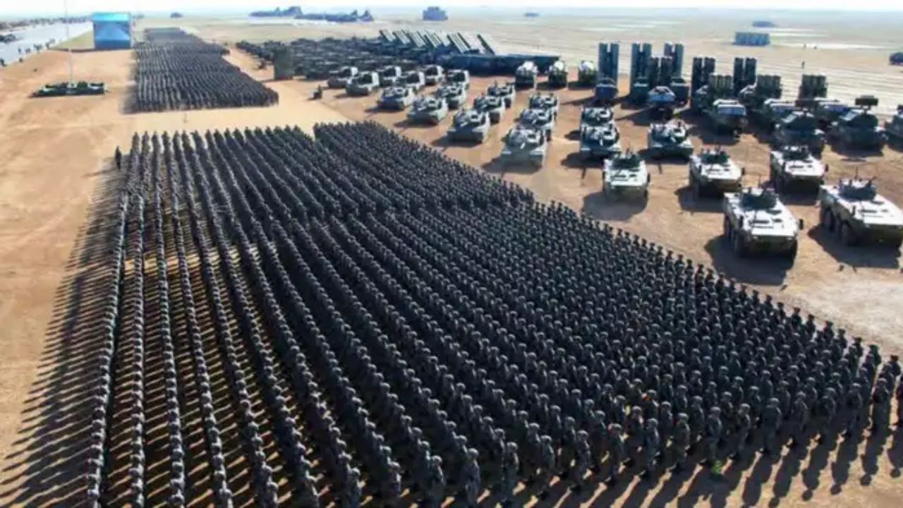 चीन बनवतोय अमेरिकेपेक्षाही दहा पट मोठी 'मिलिट्री सिटी'? तिसऱ्या महायुद्धाची ही तयारी तर नाही ना? चीन बनवतोय अमेरिकेपेक्षाही दहा पट मोठी 'मिलिट्री सिटी'? तिसऱ्या महायुद्धाची ही तयारी तर नाही ना?