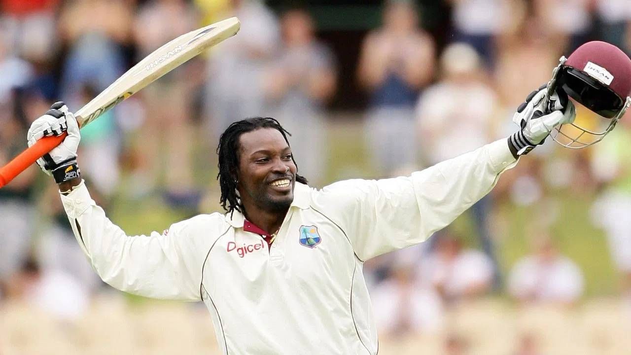 ख्रिस गेल वनडे आणि कसोटीत द्विशतकी खेळी करणारा एकमेव विदेशी खेळाडू आहे. त्याने 2015 मध्ये  झिम्बाब्वेविरुद्ध 215 धावांची खेळी केली होती. तर कसोटीत त्याच्या नावावर दोन त्रिशतकं आहेत. त्याने दक्षिण अफ्रिकेविरुद्ध 317 आणि श्रीलंकेविरुद्ध 333 धावा केल्या आहेत.  (Photo-Mark Nolan/Getty Images)