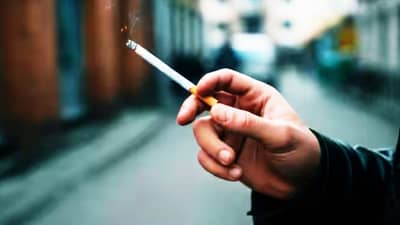 Cigarette : सिगारेटची हवेत वर्तुळं सोडताय? केवळ कॅन्सरच नाही, तर या अनेक घातक आजारांचा धोका, आताच सावध व्हा