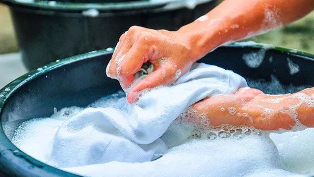 हाताने कपडे धुण्याची सोपी पद्धत कोणती? वेळ वाचवणाऱ्या 6 सोप्या टिप्स जाणून घ्या हाताने कपडे धुण्याची सोपी पद्धत कोणती? वेळ वाचवणाऱ्या 6 सोप्या टिप्स जाणून घ्या