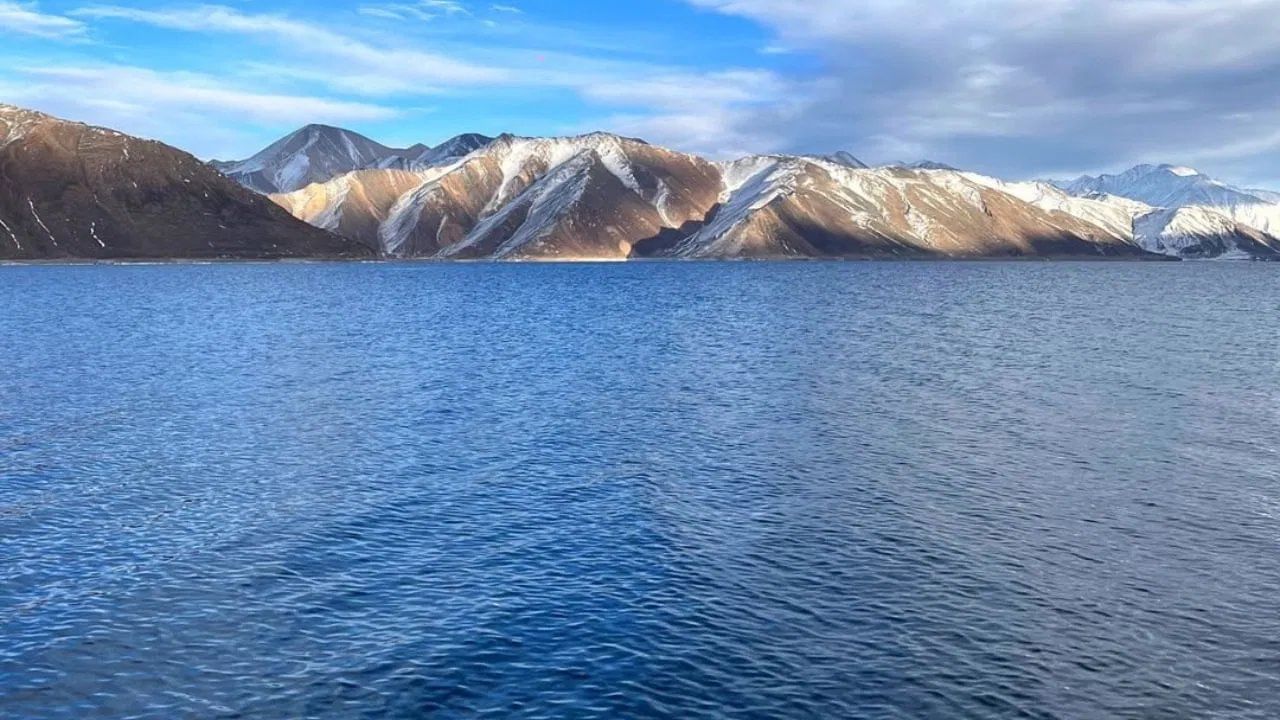 भारतातील तलाव आहेत एकदम खास, ऋतू आणि दिवसाच्या वेळेनुसार बदलतात रंग