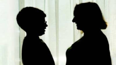 बड्या हॉटेलात नेऊन विद्यार्थ्याशी लैंगिक संबंध... शिक्षिकेच्या कोर्टातील नव्या दाव्याने डोकं गरागरा फिरलं, मोठा ट्विस्ट काय?