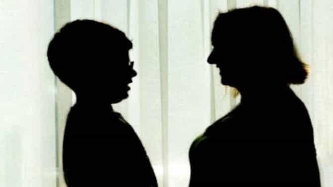 बड्या हॉटेलात नेऊन विद्यार्थ्याशी लैंगिक संबंध... शिक्षिकेच्या कोर्टातील नव्या दाव्याने डोकं गरागरा फिरलं, मोठा ट्विस्ट काय?
