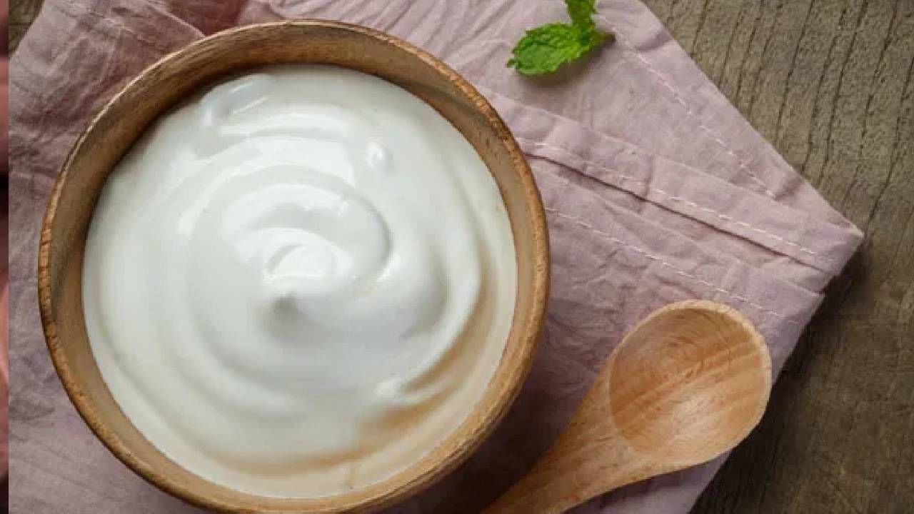 आहारतज्ञांच्या मते, दह्यात साखर किंवा खडीसाखर घालून खाणे अधिक फायदेशीर आहे. गूळ घातलेले दही हा देखील एक आरोग्यदायी पर्याय आहे. याउलट, मीठ घालून दही खाणे शक्यतो टाळावे. जर तुम्हाला मीठ घालायचेच असेल, तर जेवणासोबत थोडे काळे मीठ किंवा खडे मीठ चवीपुरते वापरावे.