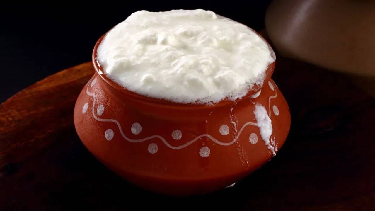 तज्ञांच्या मते, दह्यात मीठ घालून ते जास्त काळ ठेवल्यास त्यातील लॅक्टोबॅसिलस बॅक्टेरियावर नकारात्मक परिणाम होतो, ज्यामुळे दह्याचे आरोग्यदायी फायदे कमी होतात. याशिवाय, संधिवात, दमा, सांधेदुखी, मूत्रपिंडाचे विकार किंवा सर्दी यासारख्या आजारांनी ग्रस्त असलेल्या व्यक्तींनी दही खाणे टाळावे.