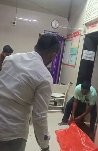 रुग्णालय परिसरात सगळीकडे घाण झाली आहे. याच घाणीच्या साम्राज्यामुळे या परिसरात सापाचा वावर वाढला असल्याचे म्हटले जात आहे. दरम्यान, याबाबत योग्य ती कारवाई करावी, अशी मागणी केली जात आहे.