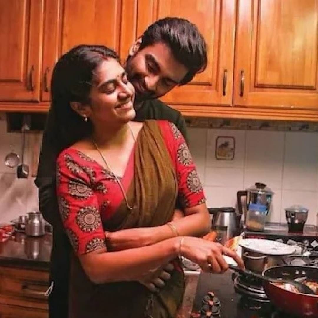 या चित्रपटात मोहम्मद झीशान अयुब, बालाजी शक्तिवेल, रमेश तिलक, विजी चंद्रशेखर, चेतन, रियतविका, सुब्रमण्यम शिवा आणि करुणाकरण यांच्या भूमिका आहेत.  
