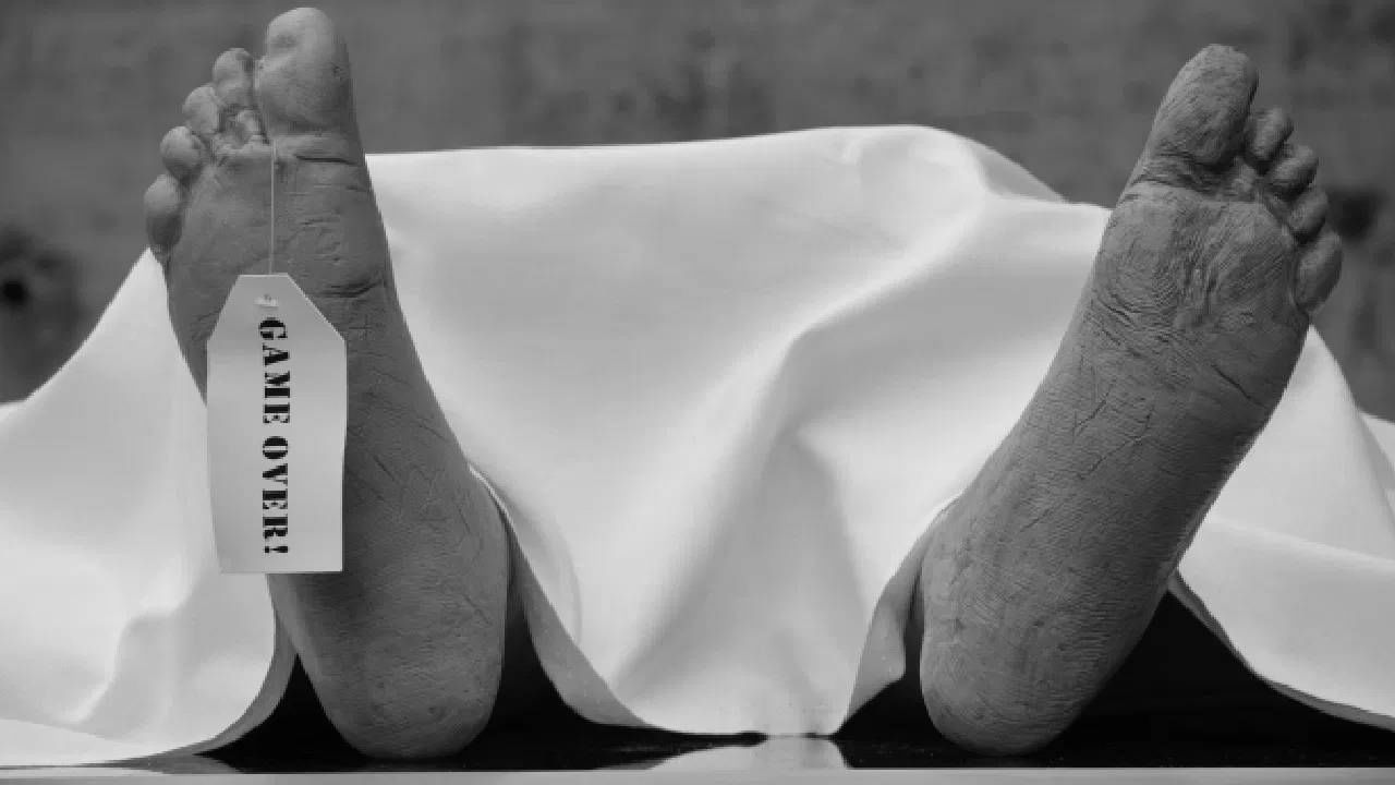 मृत्यूनंतर मृतदेहाचं तोंड खुलं राहण्याचं कारण गुरुत्वाकर्षण बळ देखील आहे. जेव्हा मृतदेह पाठीवर पडलेला असतो. तेव्हा गुरुत्वाकर्षणामुळे जबडा खाली खेचला जातो. त्यामुळे तोंड खुलं राहतं. विज्ञानानुसार, मृत्यूनंतर मृतदेहाचं तोंड खुलं राहणं ही एक नैसर्गिक आणि सामान्य जैविक प्रक्रिया आहे. (Photo: Pixabay/Pexels)