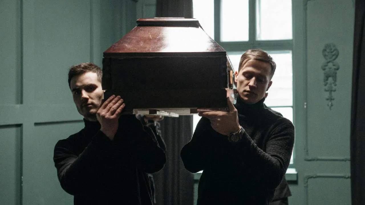 मृत्यूनंतर शरीरात अनेक बदल काही मिनिटातच पाहायला मिळतात. आत्माच नसल्याने देहरूपी शरीर उरतं. या शरीरात अनेक बदल पाहायला मिळतात. त्वचेचा रंग बदलतो. श्वास थांबतो. हृदयाचे ठोके बंद होता. मेंदू काम करत नाही. असं बरंच काही झटपट घडत जातं. यात मृतदेहाचं तोंड खुलं असल्याचं आपण पाहीलं असेल. असं का होतं? ते जाणून घेऊयात (Photo: Pixabay/Pexels)